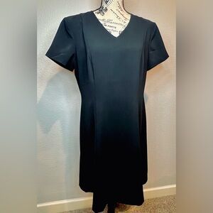 400. Liz Baker Black Shift Sheath Dress Short Sleeve Back V-Neck Knee Length